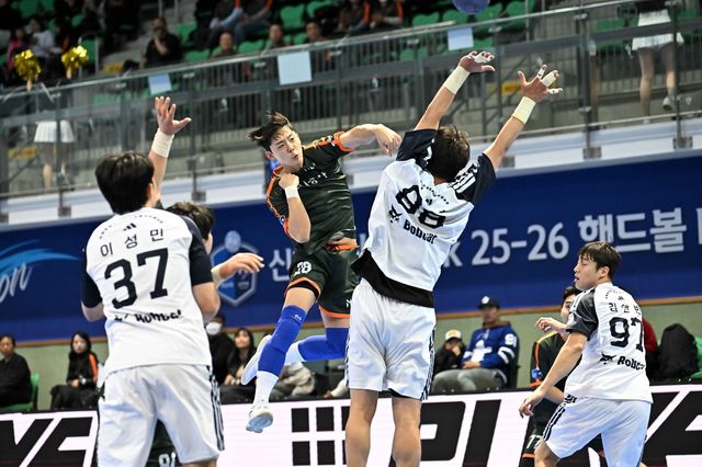 4일 경기에서 슛을 던지는 인천도시공사 김진영.