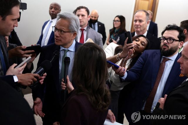 대중국 AI 칩 규제 법안과 관련해 취재진의 질문에 답하는 젠슨 황 엔비디아 CEO