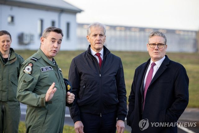 스코틀랜드 영국 공군기지의 키어 스타머(오른쪽) 총리와 가르 스퇴레(가운데) 총리