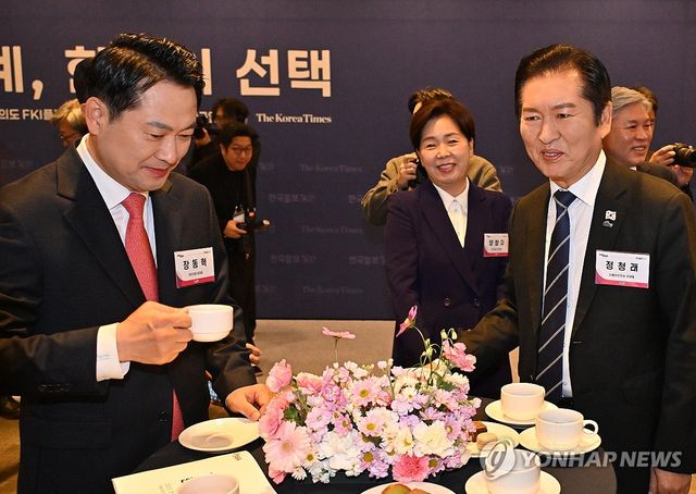 대화하는 장동혁 대표와 정청래 대표