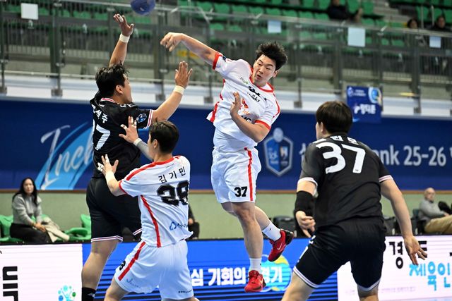 하남시청 전에서 슛을 던지는 SK 박광순