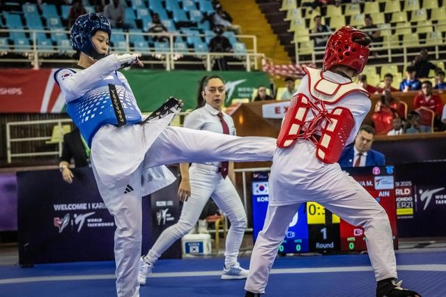 태권도 기대주 김향기(왼쪽)