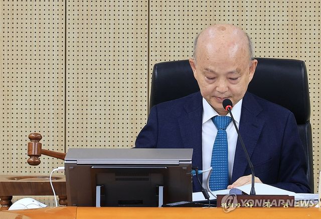 전원위원회 주재하는 안창호 인권위원장