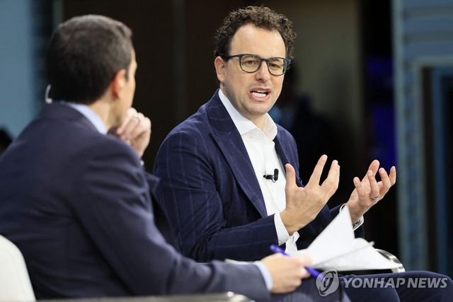 다리오 아모데이 앤트로픽 최고경영자(CEO)가 3일(현지시간) 미국 뉴욕에서 열린 뉴욕타임스(NYT)의 '딜북 서밋' 행사에 참석해 사회자인 앤드루 로스 소킨 NYT 칼럼니스트의 질문에 답하고 있다. [Getty Images via AFP=연합뉴스]