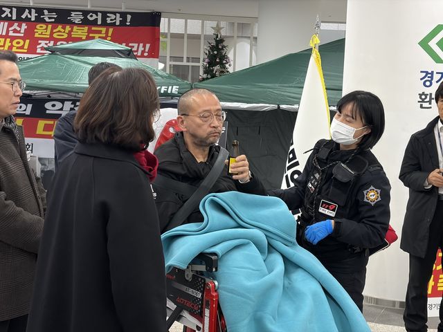 병원에 이송되는 백현종 대표의원