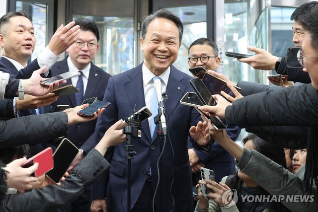 진옥동 신한금융지주 회장, 차기 회장 면접 참석