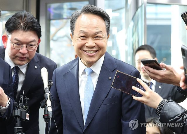 진옥동 신한금융지주 회장, 차기 회장 면접 참석