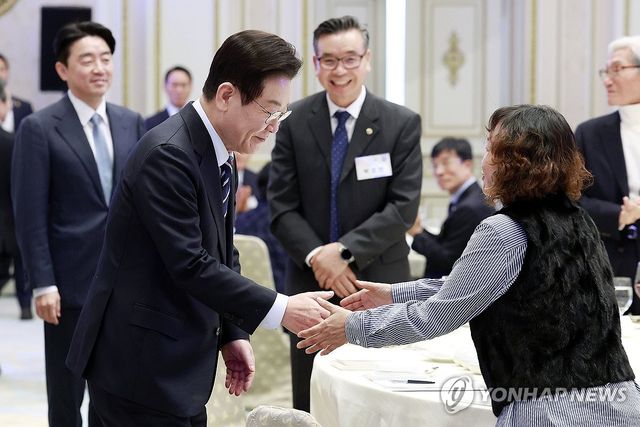 구로공단 봉제 장인과 악수하는 이재명 대통령