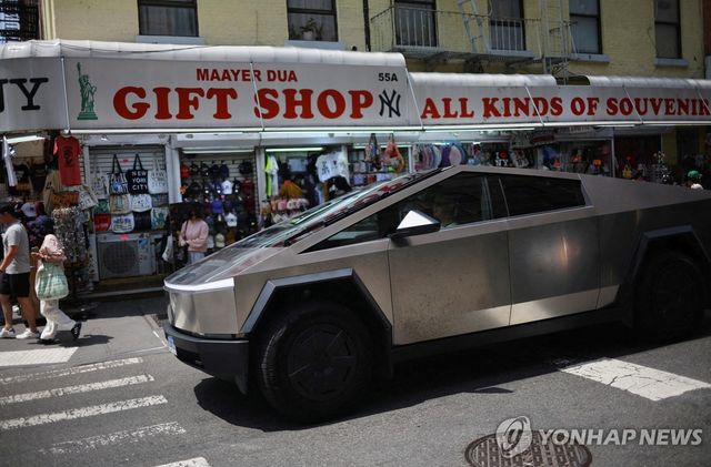 뉴욕 시내 차이나타운을 달리는 테슬라 사이버트럭