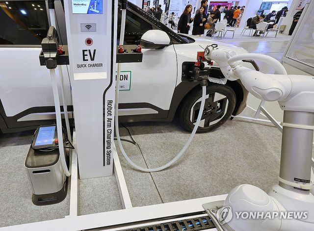 전기차 충전 플러그 꽂는 로봇팔