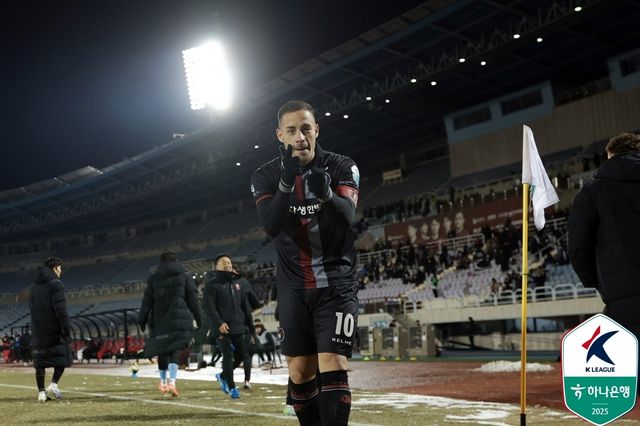 골세리머니를 펼치는 부천FC 바사니