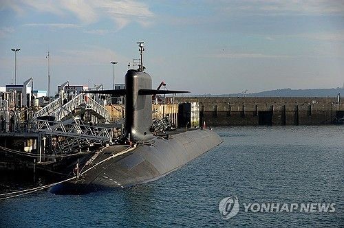 롱그섬 해군기지에 정박중인 프랑스 핵잠수함