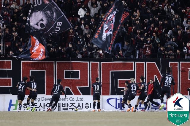 바사니의 득점을 기뻐하는 부천FC 팬들