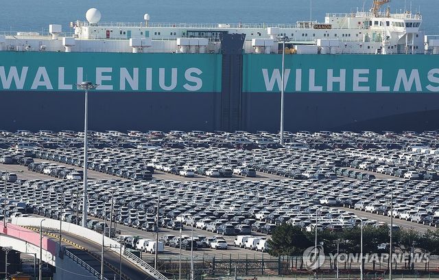 지난 1일 경기 평택항에서 수출을 기다리는 차들
