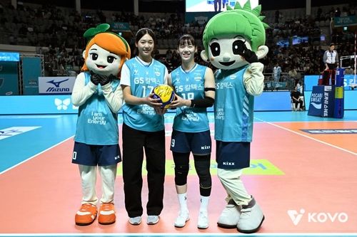 GS칼텍스의 유서연(오른쪽에서 2번째)과 함께한 손서연(왼쪽에서 2번째)