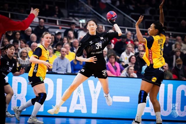 스웨덴 전에서 슛을 시도하는 정지인(가운데)