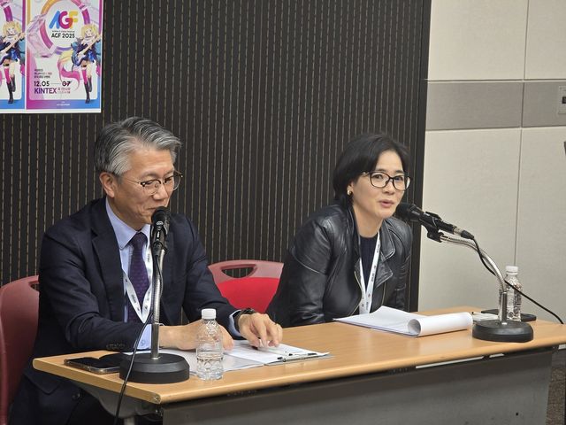 김기남 대원미디어 상무(왼쪽)와 이갑열 애니플러스 상무