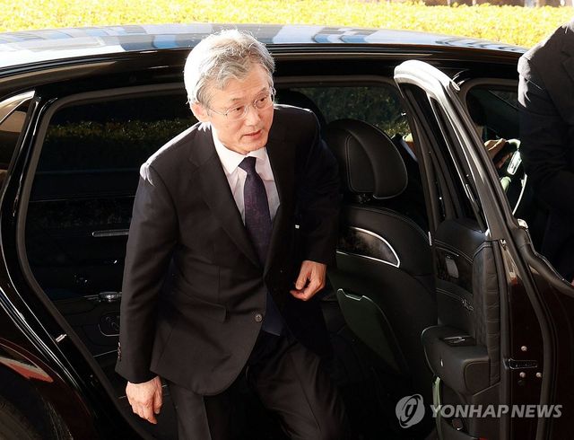 출근하는 조희대 대법원장