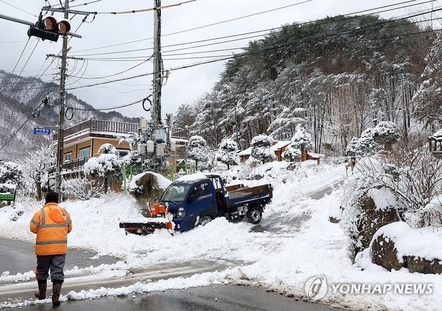 폭설에 동원된 중장비