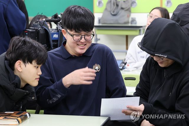 수능 성적표 받은 왕정건군(가운데)