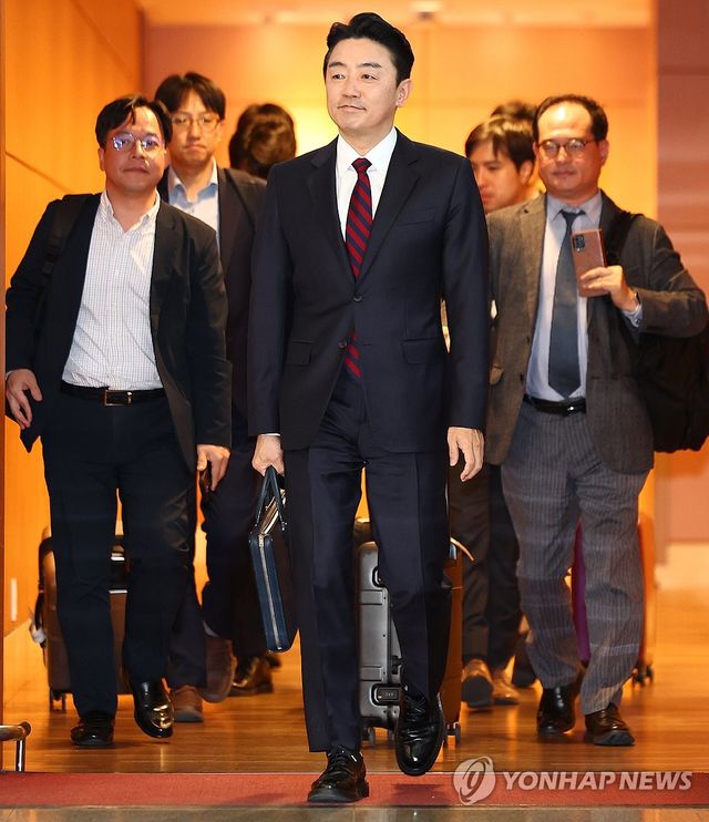 '전략경제협력 특사' 강훈식 비서실장, UAE로 출국