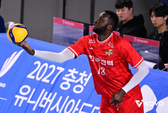 서브 준비하는 한국전력의 베논