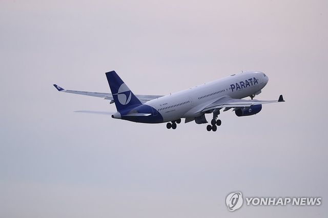 이륙하는 파라타항공 항공기