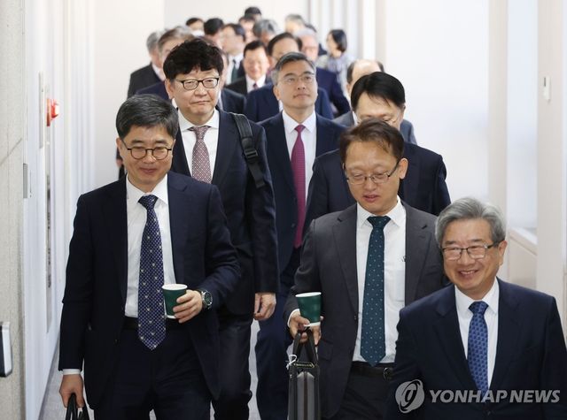 회의 참석하는 각급 법원장들