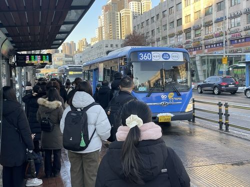 붐비는 버스정류장