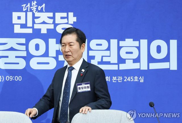 중앙위 회의 입장하는 정청래 대표