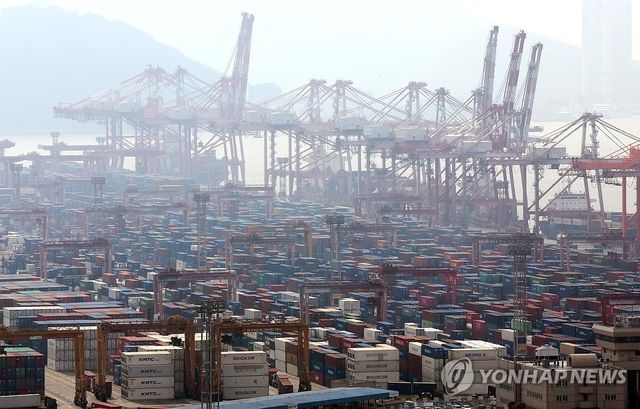 수출입 화물이 쌓여 있는 부산항 신선대부두