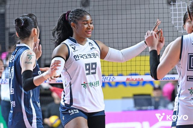 한국도로공사의 외국인 거포 모마(중앙)