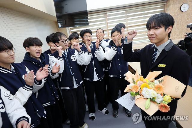 후배들에게 축하받는 수능 만점 최장우 학생