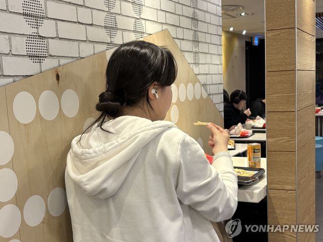 노래 들으면서 '혼밥'