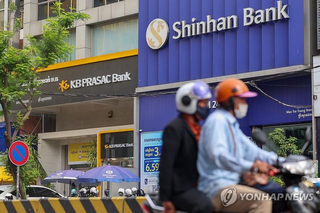 프놈펜 시내 국내 은행 현지법인 지점들의 모습