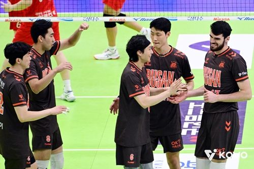 득점 후 기뻐하는 OK저축은행 선수들