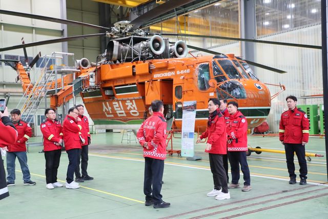 산림청 산림항공본부에서 산불 대비 태세 살피는 김진태 지사