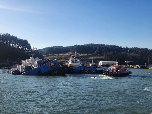 침수로 기울어진 410t급 바지선