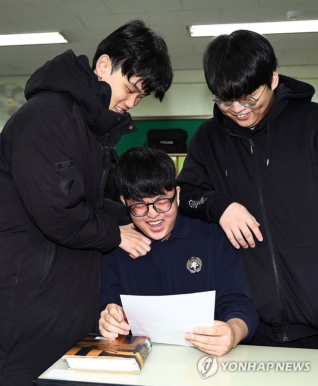 친구들에게서 수능만점 축하받는 왕정건군