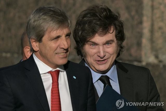 아르헨티나 하비에르 밀레이 대통령(오른쪽)과 루이스 카푸토 경제 장관