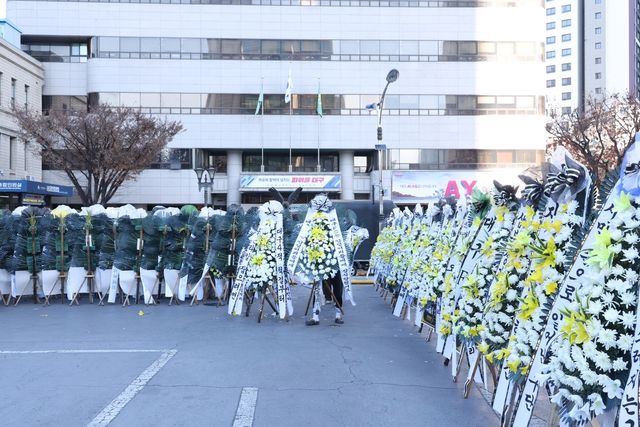 대구시청 앞에 쌓여가는 근조화환