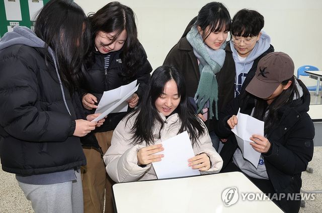 수능 성적표 확인하는 학생들