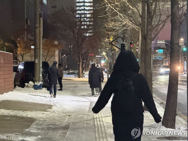 빙판길 위태롭게 걷는 시민들