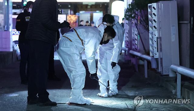 창원 흉기 사건 현장 살피는 경찰