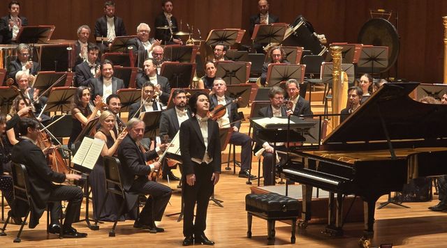 연주를 마치고 관객에게 인사하는 임윤찬