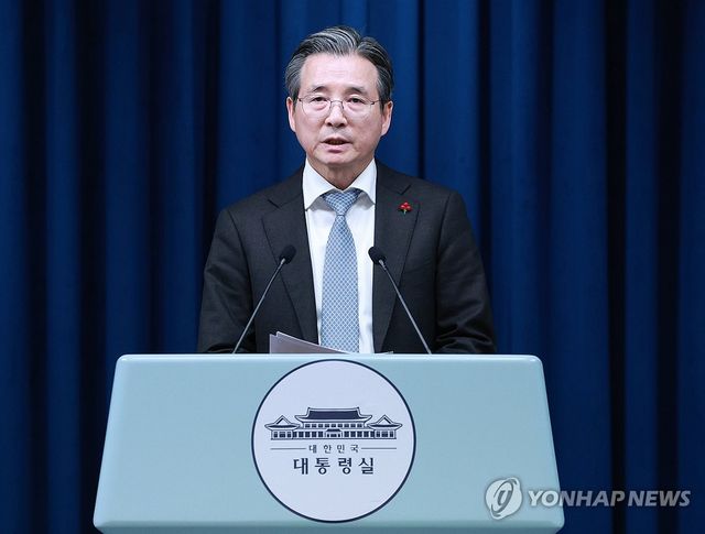 브리핑하는 김용범 정책실장