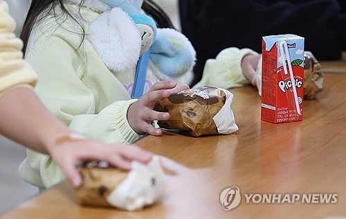 학교비정규직 파업…대체식으로 햄버거 받은 초등생