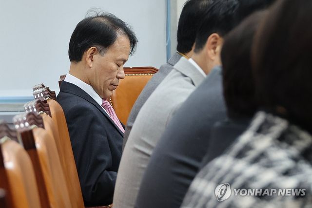 윤한홍 "똥 묻은 개가 겨 묻은 개 비판하는 꼴"