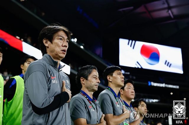 국민의례하는 홍명보 감독