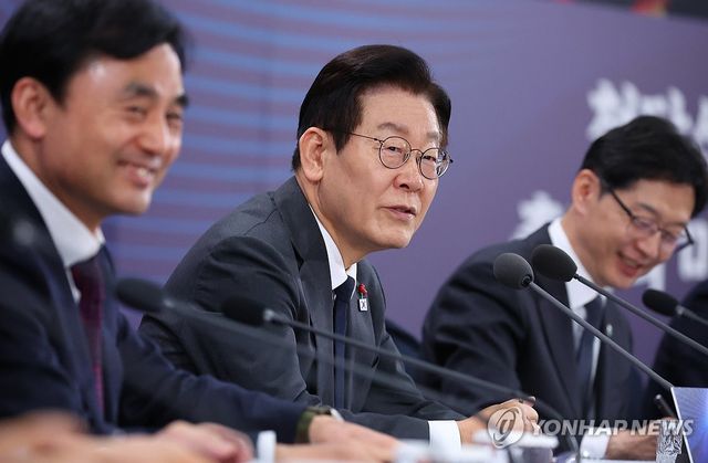토론 주재하는 이재명 대통령